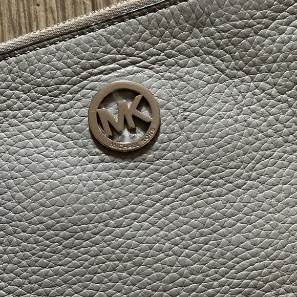 Michael Kors wristlet - Picture 3 of 14